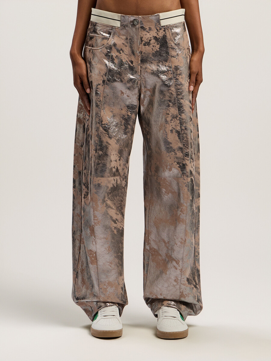 pantalon carotte en cuir laminé
