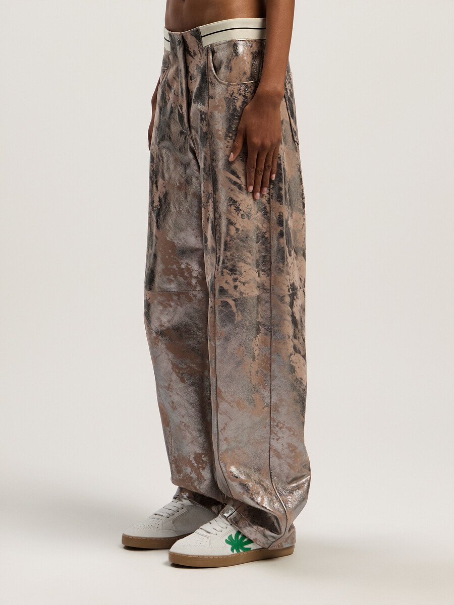 pantalon carotte en cuir laminé